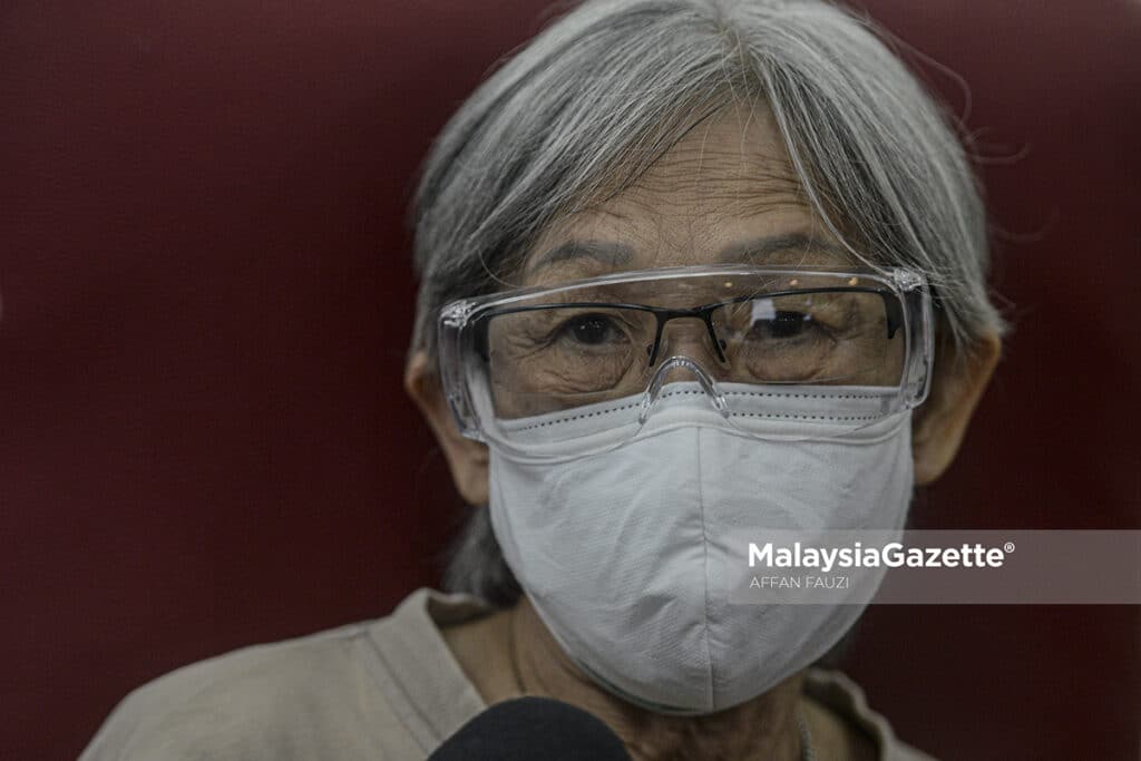 Temubual bersama warga emas, Lim Siew Ching selepas menerima suntikan vaksin jenis Sinovac di Hospital KPJ Tawakkal, Kuala Lumpur. Foto AFFAN FAUZI, 07 JUN 2021.