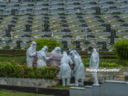 A Covid-19 body is laid to rest at Bliss Gardens Memorial Park, Selangor. PIX: MOHD ADZLAN / MalaysiaGazette / 08 JUNE 2021. Covid-19 deaths death