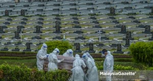 A Covid-19 body is laid to rest at Bliss Gardens Memorial Park, Selangor. PIX: MOHD ADZLAN / MalaysiaGazette / 08 JUNE 2021. Covid-19 deaths death