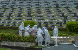 A Covid-19 body is laid to rest at Bliss Gardens Memorial Park, Selangor. PIX: MOHD ADZLAN / MalaysiaGazette / 08 JUNE 2021. Covid-19 deaths death