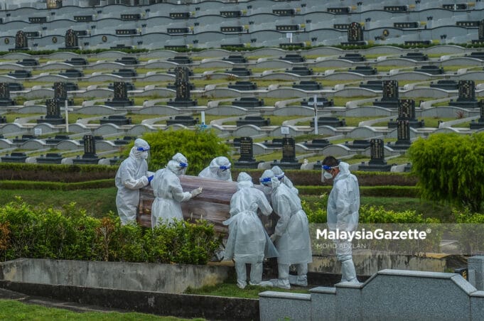 A Covid-19 body is laid to rest at Bliss Gardens Memorial Park, Selangor. PIX: MOHD ADZLAN / MalaysiaGazette / 08 JUNE 2021. Covid-19 deaths death