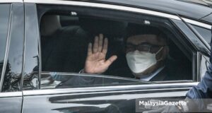 The President of PKR, Datuk Seri Anwar Ibrahim waved to the media practitioners after having an audience with Yang di-Pertuan Agong, Al-Sultan Abdullah Ri'ayatuddin Al-Mustafa Billah Shah at Istana Negara, Kuala Lumpur. PIX: HAZROL ZAINAL / MalaysiaGazette / 09 JUNE 2021