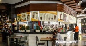 (Picture for representational purposes only). A diner having his meal at a restaurant after the National Security Council (MKN) allows the reopening of all retail sector and dine-in under stringent standard operating procedures (SOP). PIX: MOHD ADZLAN / MalaysiaGazette / 10 FEBRUARY 2021. Sabah haircut dine-in