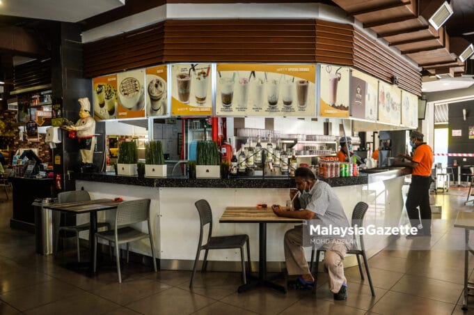 (Picture for representational purposes only). A diner having his meal at a restaurant after the National Security Council (MKN) allows the reopening of all retail sector and dine-in under stringent standard operating procedures (SOP). PIX: MOHD ADZLAN / MalaysiaGazette / 10 FEBRUARY 2021. Sabah haircut dine-in