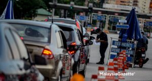 The police inspecting the interstate travel documentation of a driver during a roadblock at the Sungai Besi Toll Plaza following the nationwide Movement Control Order 3.0 (MCO 3.0) to curb the spread of Covid-19. PIX: AFFAN FAUZI / MalaysiaGazette / 10 MAY 2021. The government is committed in allowing the people to return to the normal daily lives during the fourth or final phase of the National Recovery Plan.