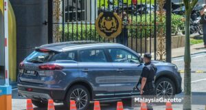 The vehicle carrying former Prime Minister, Tun Dr Mahathir Mohamad enters Gate 2 of Istana Negara after the main political party leaders in the country are scheduled to have an audience with the Yang di-Pertuan Agong, Al-Sultan Abdullah Ri'ayatuddin Al-Mustafa Billah Shah. PIX: HAZROL ZAINAL / MalaysiaGazette / 10 JUNE 2021.