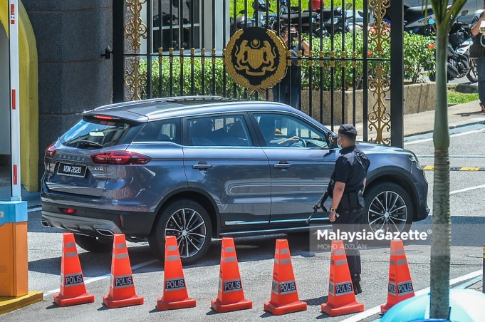 The vehicle carrying former Prime Minister, Tun Dr Mahathir Mohamad enters Gate 2 of Istana Negara after the main political party leaders in the country are scheduled to have an audience with the Yang di-Pertuan Agong, Al-Sultan Abdullah Ri'ayatuddin Al-Mustafa Billah Shah. PIX: HAZROL ZAINAL / MalaysiaGazette / 10 JUNE 2021.