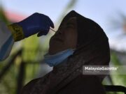 A resident from Kampung Padang Balang is undergoing Covid-19 screening at the Kampung Padang Balang Old Jamek Mosque in Kuala Lumpur due to the spike of cases at the area. PIX: SYAFIQ AMBAK / MalaysiaGazette / 13 JUNE 2021 Covid-19 cases
