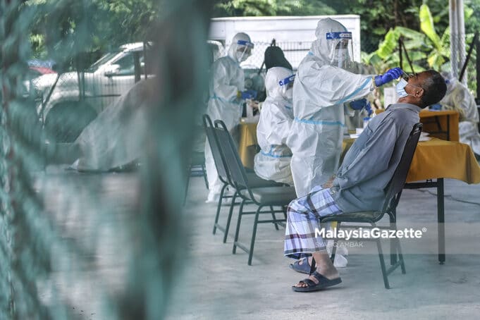 Covid-18 cases (Picture for representational purposes only). Residents around Masjid Jamek (Lama) Kampung Padang Balang, Kuala Lumpur are being screened for Covid-19 after a spike of infections in the area. PIX: SYAFIQ AMBAK / MalaysiaGazette / 13 JUNE 2021. daily cases Sarawak