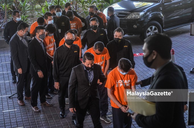 bribe Seven individuals including bank officers and staff are being remanded for seven more days beginning today to assist into an investigation on receiving gratification from personal loan borrowers between 2018 and 2020. PIX: MOHD ADZLAN / MalaysiaGazette / 15 JUNE 2021