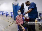 Without booster dose, vaccination status of senior citizens will turn white Sinovac booster dose Senior citizen, Chee Wang, 91 gets his Covid-19 vaccine shot at SP Care Clinic, Rawang Mutiara, Rawang. PIX: HAFIZ SOHAIMI / Malaysiagazette / 15 JUNE 2021. walk-in