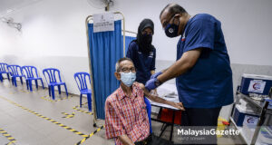 Sinovac booster dose Senior citizen, Chee Wang, 91 gets his Covid-19 vaccine shot at SP Care Clinic, Rawang Mutiara, Rawang. PIX: HAFIZ SOHAIMI / Malaysiagazette / 15 JUNE 2021. walk-in