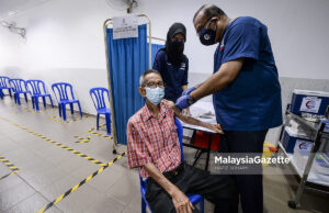 Sinovac booster dose Senior citizen, Chee Wang, 91 gets his Covid-19 vaccine shot at SP Care Clinic, Rawang Mutiara, Rawang. PIX: HAFIZ SOHAIMI / Malaysiagazette / 15 JUNE 2021. walk-in