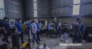 operate during FMCO Home Minister Datuk Seri Hamzah Zainudin doing a spot check on a steel manufacturing factory in a compliance operation in conjunction with the Movement Control Order (MCO) 3.0 in Kajang, Selangor. PIX: HAFIZ SOHAIMI / MalaysiaGazette / 17 JUNE 2021.