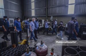 operate during FMCO Home Minister Datuk Seri Hamzah Zainudin doing a spot check on a steel manufacturing factory in a compliance operation in conjunction with the Movement Control Order (MCO) 3.0 in Kajang, Selangor. PIX: HAFIZ SOHAIMI / MalaysiaGazette / 17 JUNE 2021.