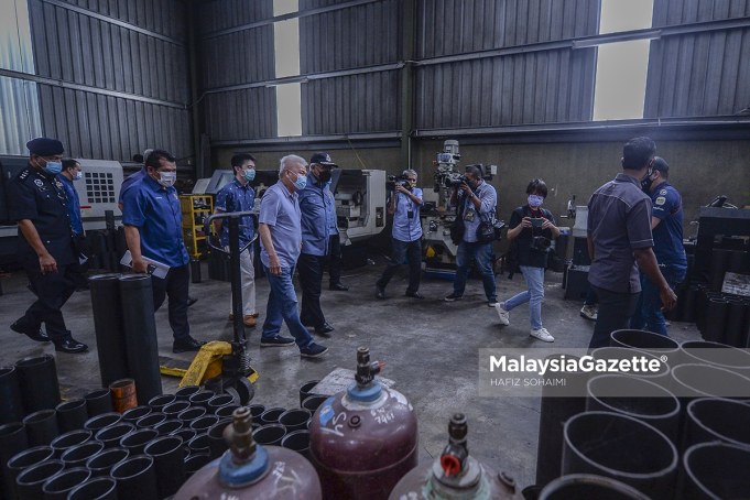 operate during FMCO Home Minister Datuk Seri Hamzah Zainudin doing a spot check on a steel manufacturing factory in a compliance operation in conjunction with the Movement Control Order (MCO) 3.0 in Kajang, Selangor. PIX: HAFIZ SOHAIMI / MalaysiaGazette / 17 JUNE 2021.