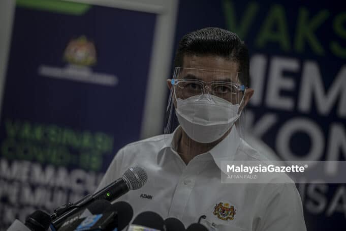workplace cluster Senior Minister of International Trade and Industry (MITI), Datuk Seri Mohamed Azmin Ali at a news conference on Public-Private Partnership COVID-19 Industry Immunisation Programme (PIKAS) at Texas Instrument in Ampang, Selangor. PIX: AFFAN FAUZI / MalaysiaGazette / 16 JUNE 2021