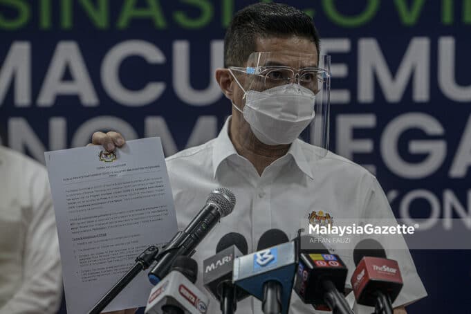 Menteri Kanan Perdagangan Antarabangsa dan Industri, Datuk Seri Mohamed Azmin Ali pada sidang media selepas Program Imunisasi Industri Kerjasama Awam-Swasta (PIKAS) Covid-19 di Texas Instrument, Ampang, Selangor. Foto AFFAN FAUZI, 16 JUN 2021.