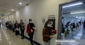 The factory workers from Texas Instrument in Ampang, Selangor waiting for their turn to get their Covid-19 vaccine through the Public-Private Partnership COVID-19 Industry Immunisation Programme (PIKAS). PIX: AFFAN FAUZI / MalaysiaGazette / 16 JUNE 2021 covid-19 cases.