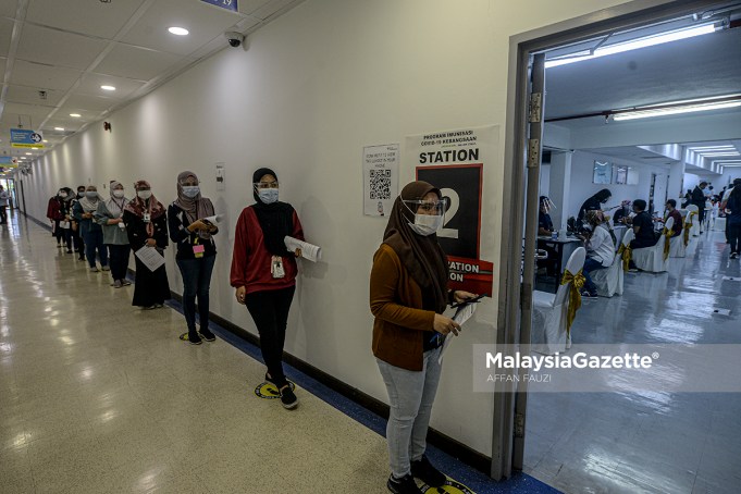 The factory workers from Texas Instrument in Ampang, Selangor waiting for their turn to get their Covid-19 vaccine through the Public-Private Partnership COVID-19 Industry Immunisation Programme (PIKAS). PIX: AFFAN FAUZI / MalaysiaGazette / 16 JUNE 2021 covid-19 cases.