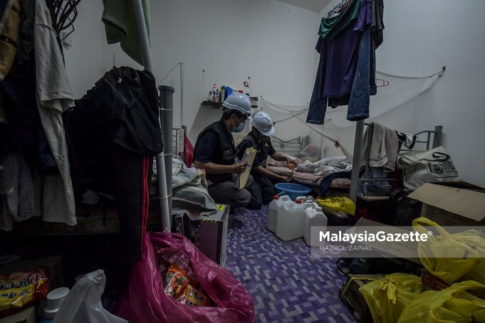 Enforcers from the Department of Labour conduct an inspection on the workers dormitory during the Full MCO SOP Compliance Operation at construction sites in Kuala Lumpur. PIX: HAZROL ZAINAL / MalaysiaGazette / 19 JUNE 2021