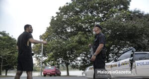 (Picture for representational purposes only). The police advising a Thai national to leave the Taman Tasik Shah Alam park in Section 7, Shah Alam, following the Movement Control Order (MCO) to stop the spread of Covid-19. PIX: AFIQ RAZALI / MalaysiaGazette / 20 MARCH 2020 MBSA Shah Alam City Council fine jogging