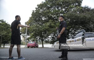 (Picture for representational purposes only). The police advising a Thai national to leave the Taman Tasik Shah Alam park in Section 7, Shah Alam, following the Movement Control Order (MCO) to stop the spread of Covid-19. PIX: AFIQ RAZALI / MalaysiaGazette / 20 MARCH 2020 MBSA Shah Alam City Council fine jogging