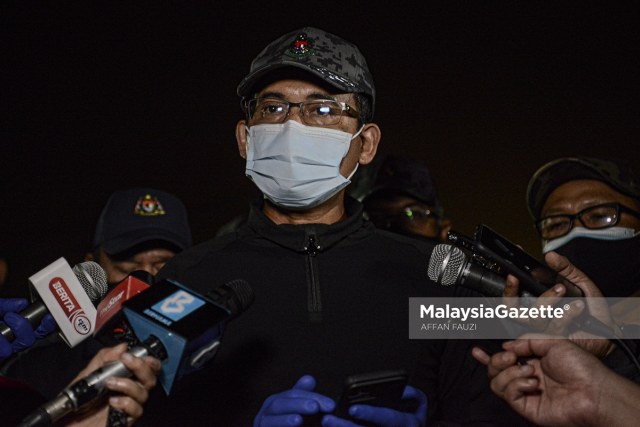 Director-General of Immigration, Datuk Khairul Dzaimee Daud speaks to the media during an integrated operation at a Residence Construction Site in Dengkil, Selangor.     PIX: AFFAN FAUZI / 21 JUNE 2021