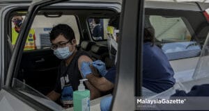 (Picture for representational purposes only). A nurse from Ramsay Sime Darby Hospital administering the Covid-19 vaccine at the drive-through vaccination centre fir the persons with disability (OKU) at Menara Sime Darby Plantation, Ara Damansara, Selangor. PIX: AFFAN FAUZI / MalaysiaGazette /21 JUNE 2021. PPC Dr Low Ting Ting