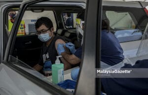 (Picture for representational purposes only). A nurse from Ramsay Sime Darby Hospital administering the Covid-19 vaccine at the drive-through vaccination centre fir the persons with disability (OKU) at Menara Sime Darby Plantation, Ara Damansara, Selangor. PIX: AFFAN FAUZI / MalaysiaGazette /21 JUNE 2021. PPC Dr Low Ting Ting