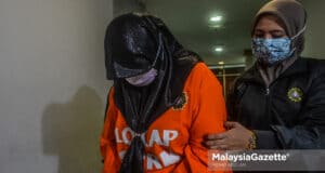 A female executive from a renowned supermarket is remanded for seven days beginning today, to assist in an investigation for instigating and accepting bribes over cleaning contract. PIX: MOHD ADZLAN / MalaysiaGazette / 22 JUNE 2021