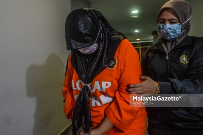 A female executive from a renowned supermarket is remanded for seven days beginning today, to assist in an investigation for instigating and accepting bribes over cleaning contract. PIX: MOHD ADZLAN / MalaysiaGazette / 22 JUNE 2021