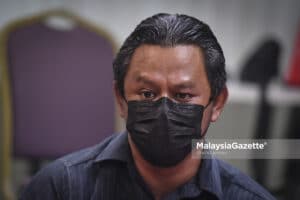 Pesara TUDM, Fazli bin Suboh, 43, bercakap mengenai anaknya, Nur Damia Lutfiah Fazli, 12, yang menghidap saraf otak akibat kecuaian pihak hospital sejak lahir di Ampang, Selangor. Foto SYAFIQ AMBAK, 24 JUN 2021.