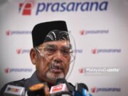 Spotted without face mask, Datuk Seri Tajuddin Abdul Rahman at a news conference after visiting the LRT crash site involving 2 trains from Gombak and Kelana Jaya at the KLCC LRT Station in Kuala Lumpur. PIX: SYAFIQ AMBAK / MalaysiaGazette / 25 MAY 2021.