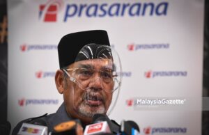 Spotted without face mask, Datuk Seri Tajuddin Abdul Rahman at a news conference after visiting the LRT crash site involving 2 trains from Gombak and Kelana Jaya at the KLCC LRT Station in Kuala Lumpur. PIX: SYAFIQ AMBAK / MalaysiaGazette / 25 MAY 2021.