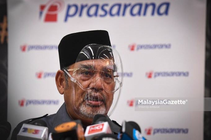Spotted without face mask, Datuk Seri Tajuddin Abdul Rahman at a news conference after visiting the LRT crash site involving 2 trains from Gombak and Kelana Jaya at the KLCC LRT Station in Kuala Lumpur. PIX: SYAFIQ AMBAK / MalaysiaGazette / 25 MAY 2021.