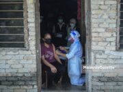 fully vaccinated Healthcare worker providing the Sinovac Covid-19 vaccine shot to the Orang Asli from the Jakun Tribe at the Gumum Orang Asli Village in Chini, Pahang. PIX: HAZROL ZAINAL / MalaysiaGazette / 25 JUNE 2021