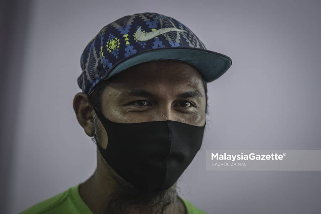 Temubual bersama penduduk, Syahrul Mustaffa Musa selepas menerima sumbangan barang keperluan harian di Selayang, Kuala Lumpur. Foto HAZROL ZAINAL, 27 JUN 2021