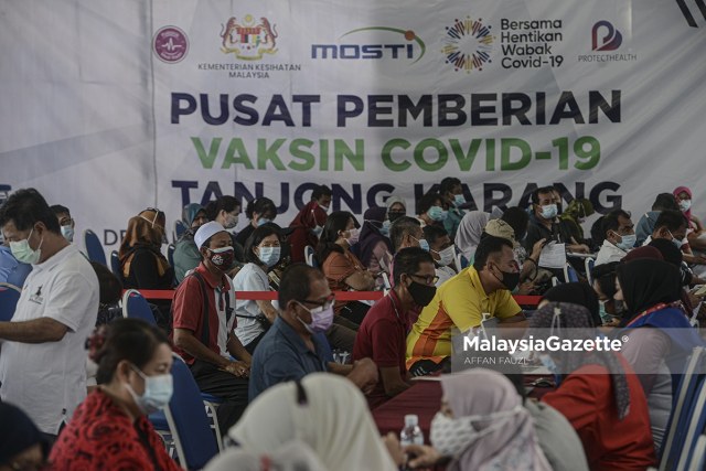   The recipients of Covid-19 vaccine waiting for their turn to get their vaccine during the Opening Day of the Tanjung Karang Vaccination Centre (PPV) at Institut Pengurusan Peladang Tanjong Karang, Selangor.     PIX: AFFAN FAUZI / MalaysiaGazette / 28 JUNE 2021