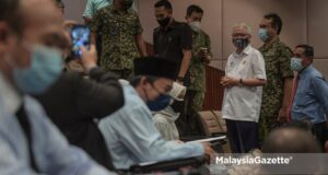 Sabah MCO SOP dine-in haircut Phase 1 National Recovery PlanSenior Minister (Security Cluster), Datuk Seri Ismail Sabri Yaakob meets the healthcare workers candidate who would be contractually appointed to serve at the MAF Field Hospital to help curb the spread of Covid-19 at the Tuanku Mizan Military Hospital in Kuala Lumpur. PIX: HAZROL ZAINAL / MalaysiaGazette / 29 JUNE 2021