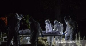 A Covid-19 victim is laid to rest at the Kampung Changkat Gombak Muslim Cemetery in Kuala Lumpur. PIX: AFFAN FAUZI / MalaysiaGazette / 30 MAY 2021. Covid-19 death toll