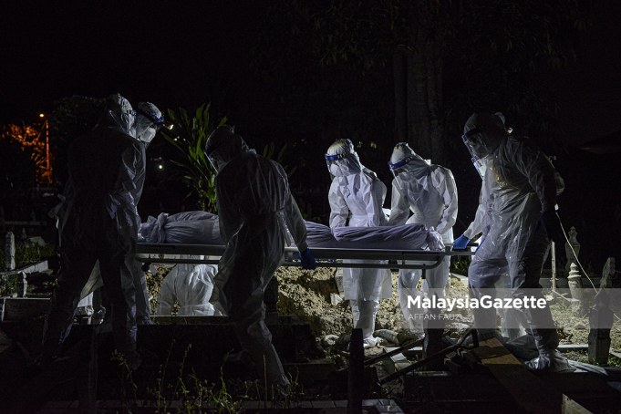 A Covid-19 victim is laid to rest at the Kampung Changkat Gombak Muslim Cemetery in Kuala Lumpur. PIX: AFFAN FAUZI / MalaysiaGazette / 30 MAY 2021. Covid-19 death toll