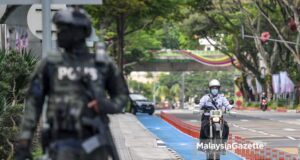 The police patrolling Jalan Raja Laut in Kuala Lumpur following the Black Democracy demonstration. PIX: SYAFIQ AMBAK / MalaysiaGazette / 30 JUNE 2021.