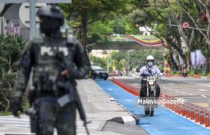 The police patrolling Jalan Raja Laut in Kuala Lumpur following the Black Democracy demonstration. PIX: SYAFIQ AMBAK / MalaysiaGazette / 30 JUNE 2021.