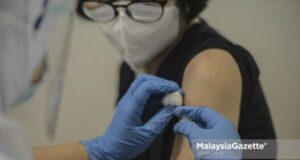 PICK A senior citizen is being jabbed with Covid-19 vaccine in conjunction with the National Covid-19 Immunisation Programme at the Malaysia International Trade and Exhibition Centre in Kuala Lumpur. PIX: AFFAN FAUZI / MalaysiaGazette / 31 MAY 2021.