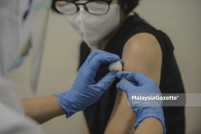 PICK A senior citizen is being jabbed with Covid-19 vaccine in conjunction with the National Covid-19 Immunisation Programme at the Malaysia International Trade and Exhibition Centre in Kuala Lumpur. PIX: AFFAN FAUZI / MalaysiaGazette / 31 MAY 2021.
