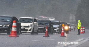 The police conducting roadblock to control interstate travel at the Gombak Toll Plaza in Selangor in conjunction with the Movement Control Order (MCO) 3.0 to curb the spread of Covid-19. PIX: SYAFIQ AMBAK / MalaysiaGazette / 16 MAY 2021.