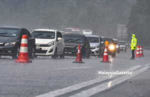 The police conducting roadblock to control interstate travel at the Gombak Toll Plaza in Selangor in conjunction with the Movement Control Order (MCO) 3.0 to curb the spread of Covid-19. PIX: SYAFIQ AMBAK / MalaysiaGazette / 16 MAY 2021.