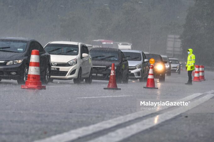The police conducting roadblock to control interstate travel at the Gombak Toll Plaza in Selangor in conjunction with the Movement Control Order (MCO) 3.0 to curb the spread of Covid-19. PIX: SYAFIQ AMBAK / MalaysiaGazette / 16 MAY 2021.