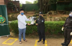 MAQIS sumbang 3 tan ayam rampasan kepada Zoo Melaka
